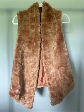 🚨Priced for quick sale🚨 Tart Collection Faux Fur Vest Excellent Condition Size M